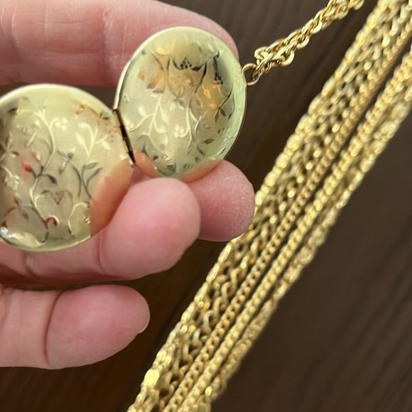 Locket necklace. Gold color. Not real gold. - Picture 4 of 6